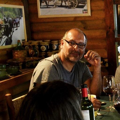 porteño de corazón, wanderino hasta la médula, cocinero amater, planté el árbol, dos crios increibles a cuestas y sería.