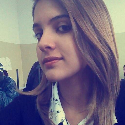 Aquela menina meio fria e incompreendida,q tenta apenas ser aceita na sociedade...