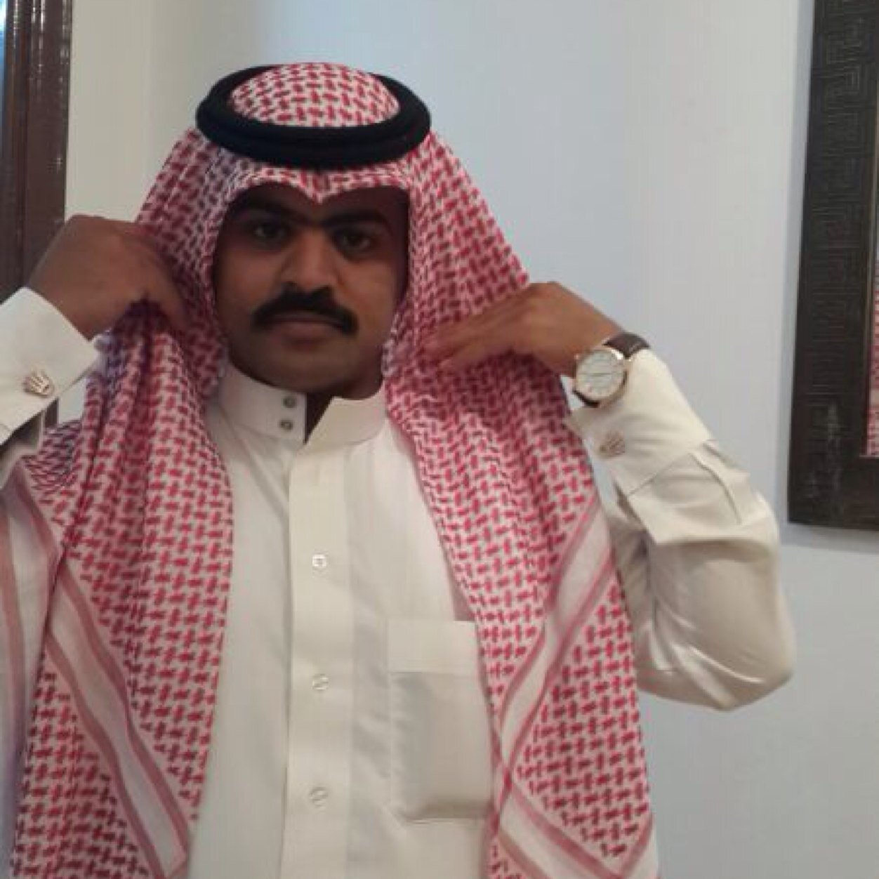 قد اكون شاعر.. قد اكون هاوي لشعر .. اتشرف بمتابعتك لي .. والمحترم يفرض عليك احترامه.. حسابي في انستقرام- M7MD3412 #محمد_بن_رشيد