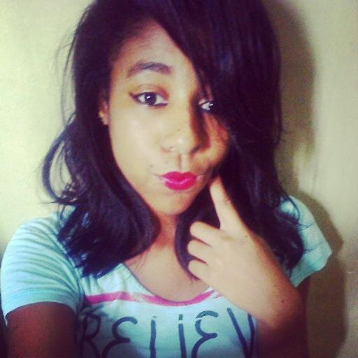 ¬ ~ quem sou eu (? α meninα do sorriso sincero; dα risαdα esquisitαα; dos sonhos impossiveis; dα esperαnçα interminαvel; dα insegurαnçα constαnte; dos αmigo