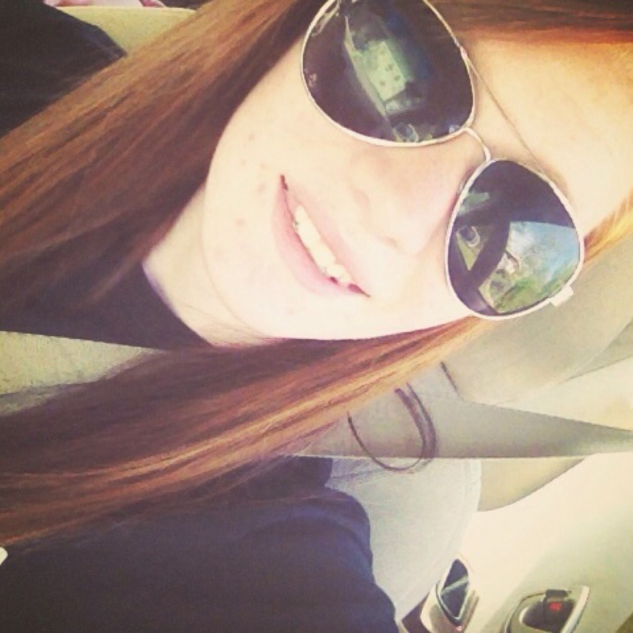 I'm a fun girl.Love talking to my best friends:) nothing can bring me down!