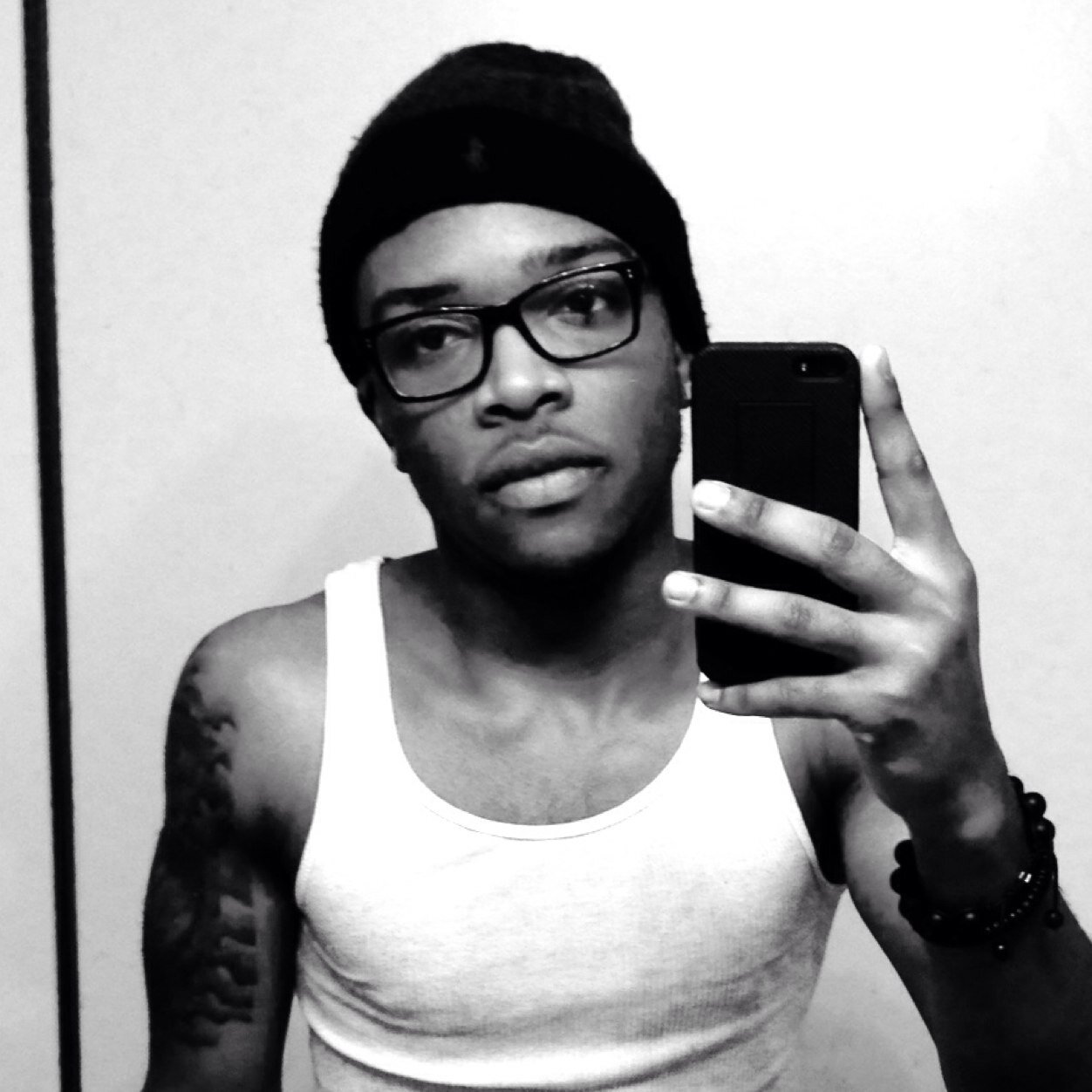 I'm a musician born on the southside of chicago. I play drums and produce hip-hop and r&b music. Follow me on instagram: Young_ Prezzie