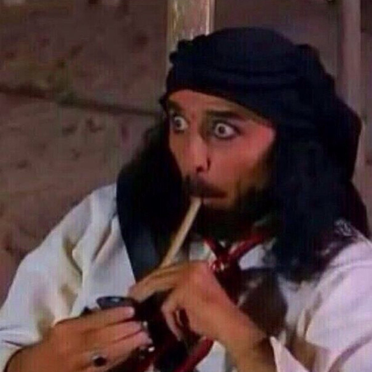 منطق لسانك يكشف السر للناس/عن تربيتك و ساس جدك و معدنك&لو كان للطيّب علامه على الراس/ما قيل من لا يعرفك ما يثمنك.