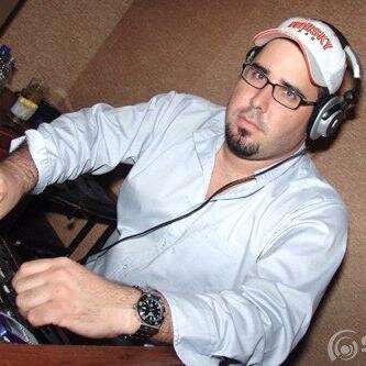 Melomano de pasión, Dj de profesión, adminitrador de carrera, economista de hobbie, libertario de convicción y hablador de pistoladas si hay quórum...