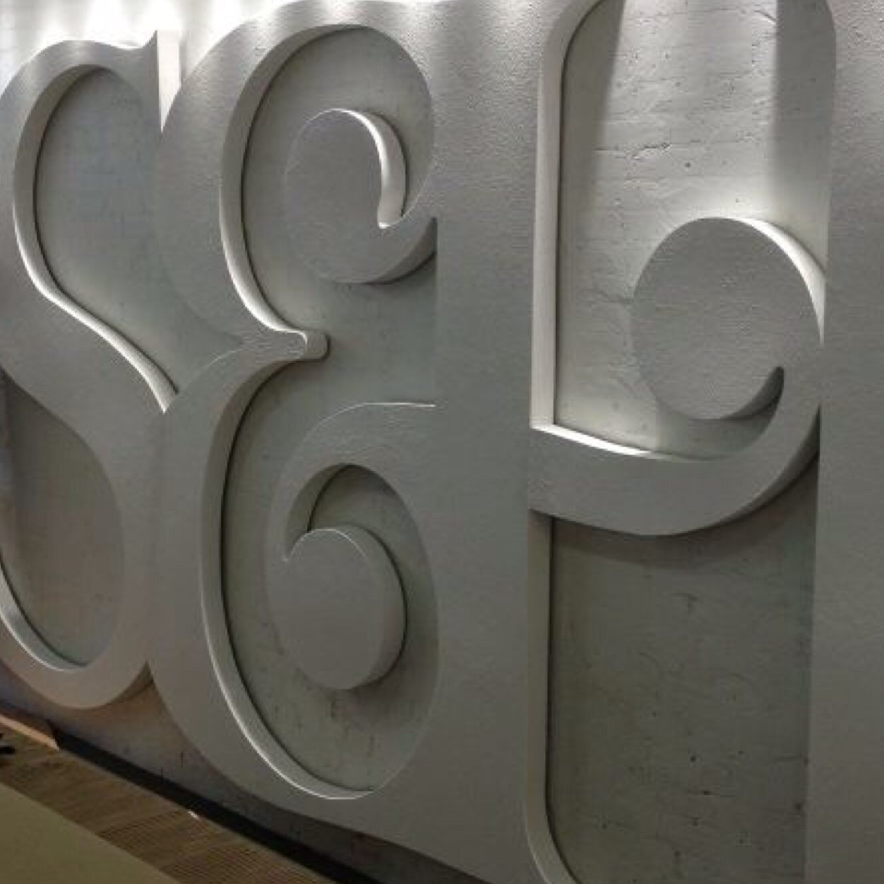 An environmental graphic design firm that specializes in visual identity and signage solutions.