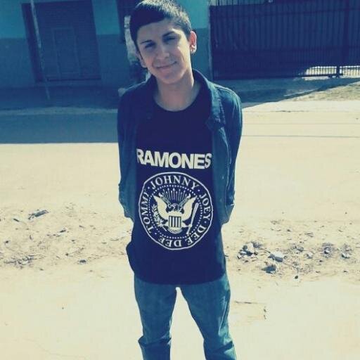 '' ELLOS SE RÍEN DE MI POR SER DIFERENTE , YO ME RÍO DE ELLOS PORQUE SON TODOS IGUALES ''