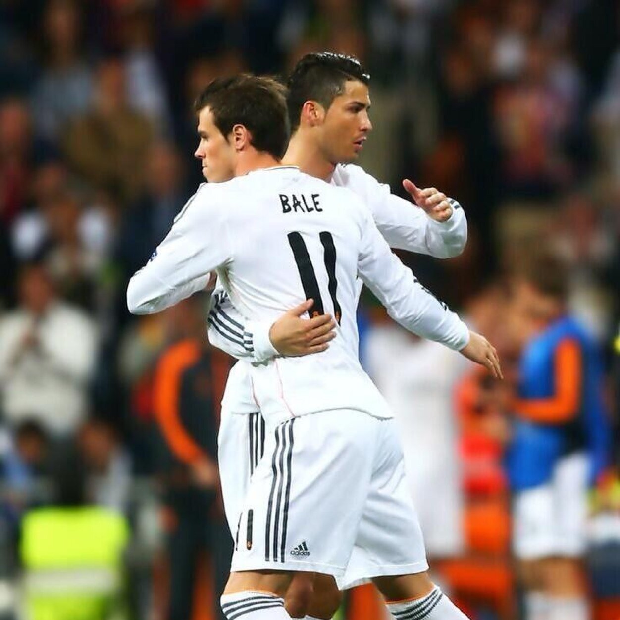 أعشق (النصر) ولأنه عالمي سعودي فإني أعشق عالمي أسباني (ريال مدريد) فهما يسعداني في كل حين ..
