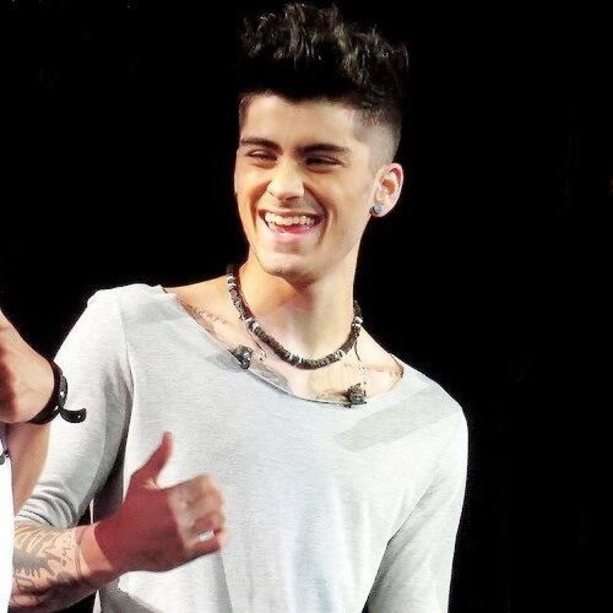 pls follow @malikcigar she follows back there and if u have already followed me there thank you ily