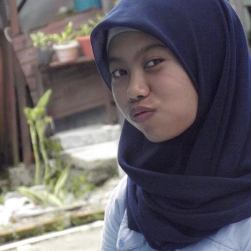 I'm a pharmasist wanna be,
 Love Allah SWT, my mom & dad :*
 my bias are Muhammad SAW, LP, n SHINee
 n I just a simple girl :))