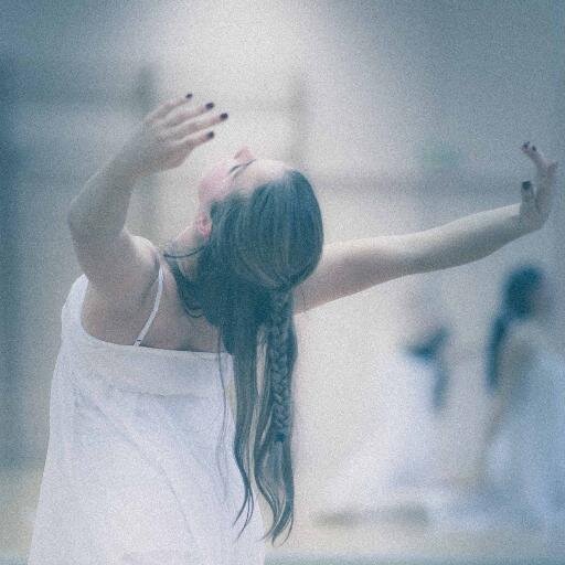 Passionnée par la danse, le ballet de l'Opéra de Paris en particulier. Étudiante en médecine le reste du temps.