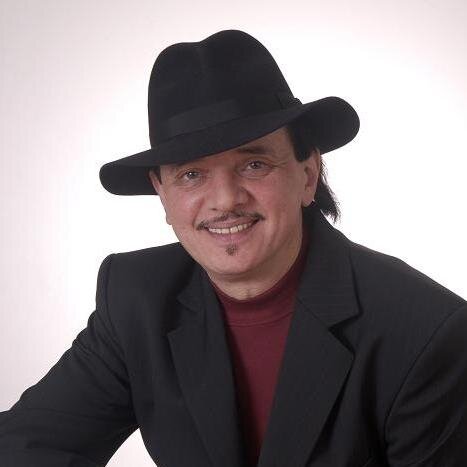 Zenész vagyok.Van három gyermekem és egy gyönyörű unokám .Boldog párkapcsolatban élek.Szeretem a jó zenét a finom ételeket a humort!