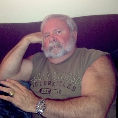 Veteran, 
US Navy, Submarines, SSBN 636 
Navy Diver, Key West, by Seal Team One 
Graduated Tulane University cum laude 
Loves sexy women and all parts there of