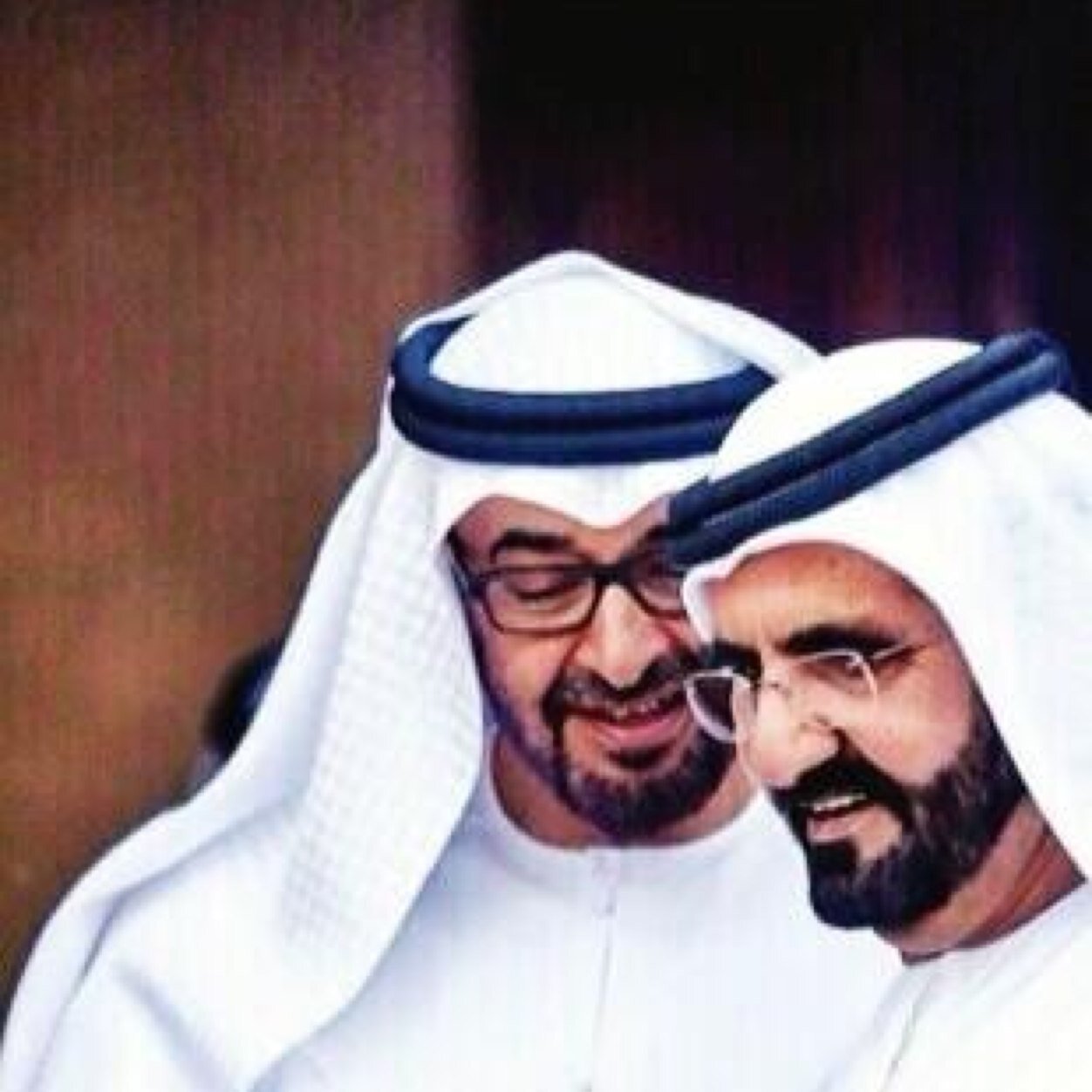 احد بنات زايد الخير... اعشق تراب الامارات... اموت لتحيا بلادي...اقف في صف الحق... اعادي من يعادي بلادي... عيال زايد يد واحده ...