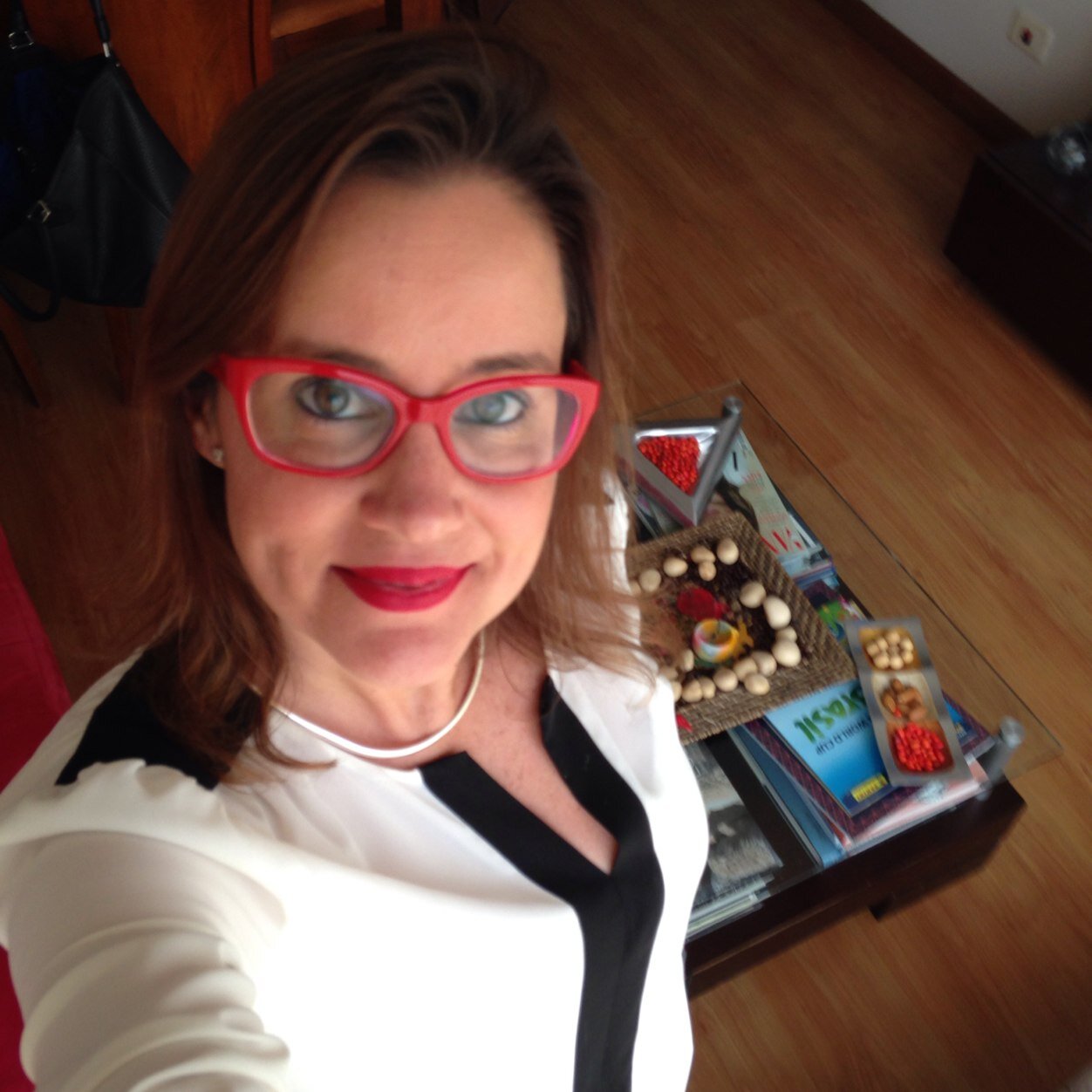 Española ( malagueña para más señas) enamorada de Colombia. Profesora universitaria de marketing. Y Madrilista a morir¡¡¡¡¡¡¡¡¡¡¡