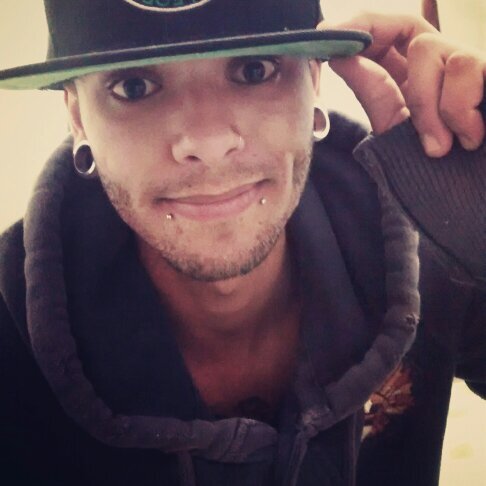 Para alguns sou calmo, para outros um pouco grosso e IGNORANTE  ... Enfim, não adianta eu tentar me descrever, se as pessoas me enxergam como querem.