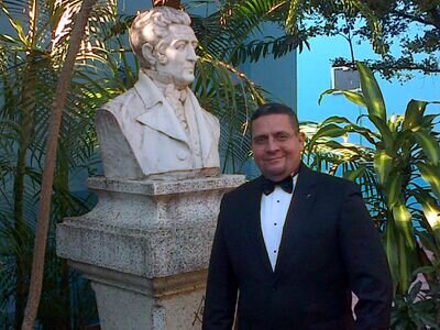Coronel en situación de retiro. Dr. en Ciencias Gerenciales. Msc. Seguridad y Defensa. Prof. Universitario. Amante de la libertad, igualdad y la fraternidad.