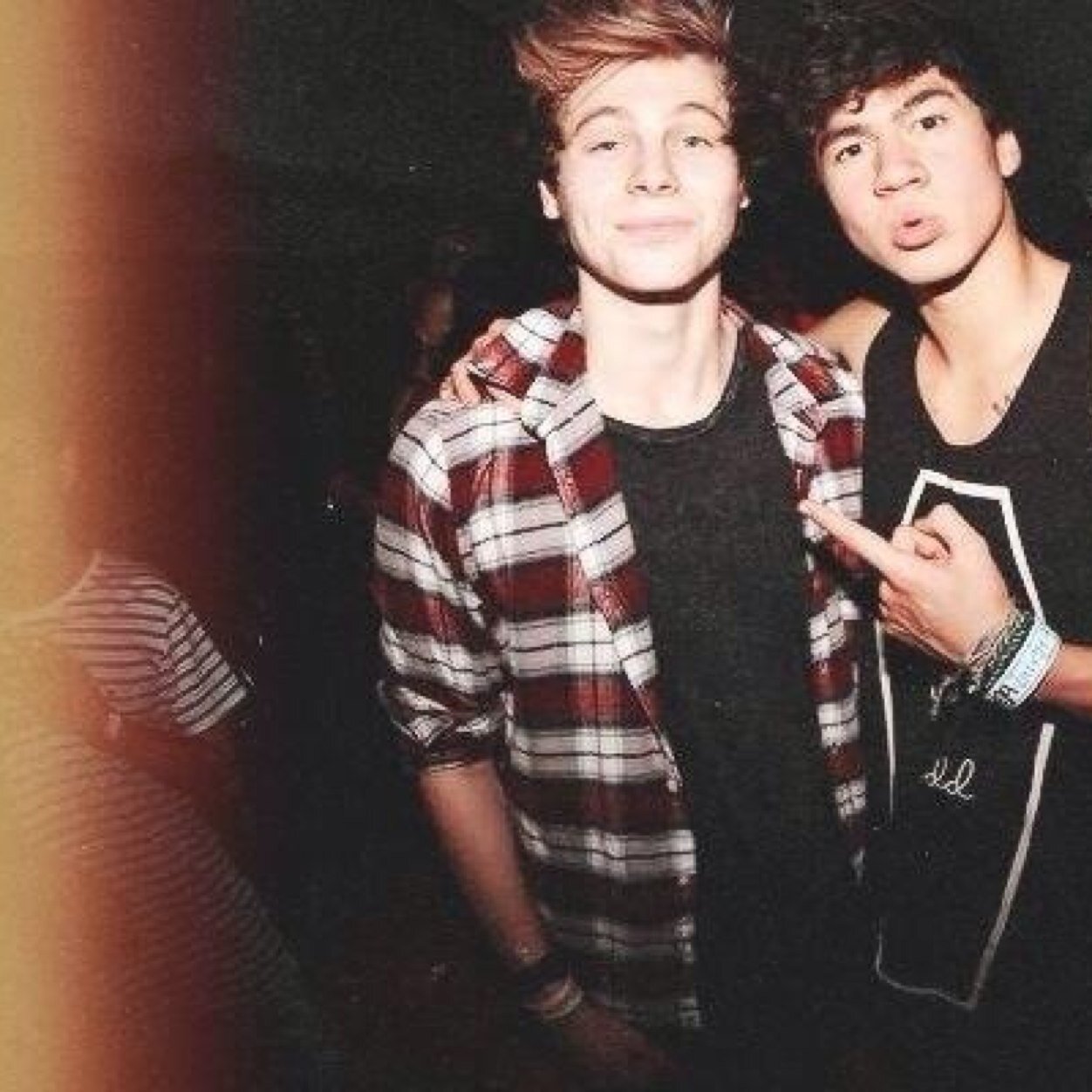 PLEASE FOLLOW @69ashtons :-)