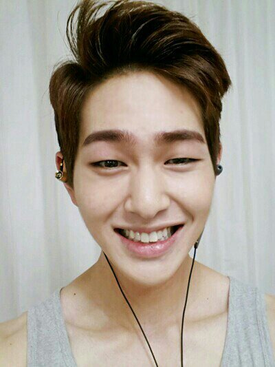อันยอง-- ผมชื่อ อนยูครับ~~ ผมรวย หล่อ น่ารัก (ชอบกินไก่ )-w- นิสัยผมมีแค่นี้แหล ใครอยากมาเรียนรู้ว่านิสัยผมยังไง มาฟอลละคุยกันสิครับ ^ ^