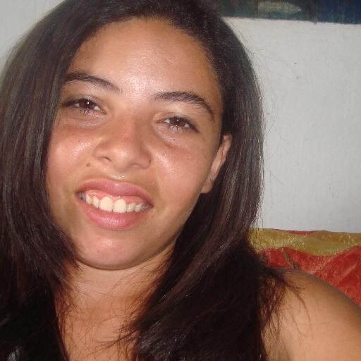 sou uma pessoa estrovertida brincahona e legal