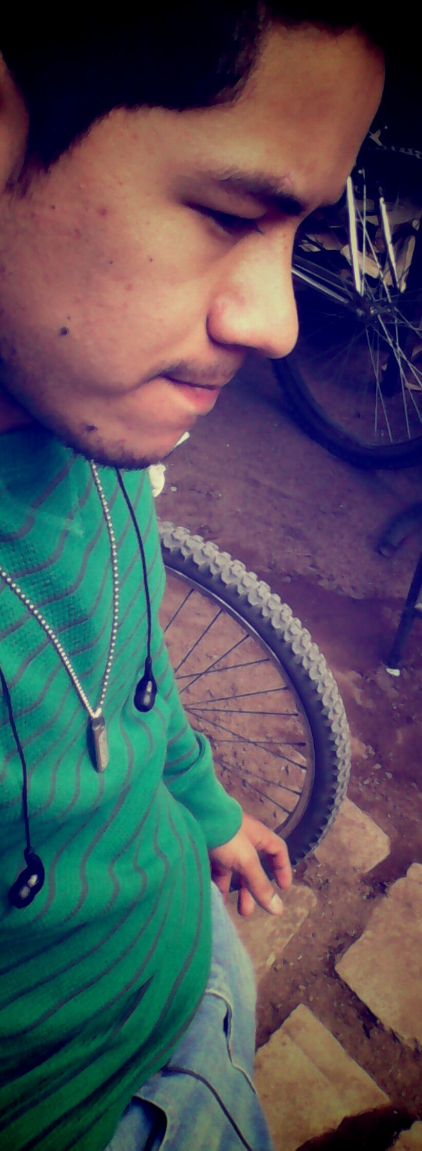 21 anios... estudiante... trabajador  
creyente... Hijo de Dios...