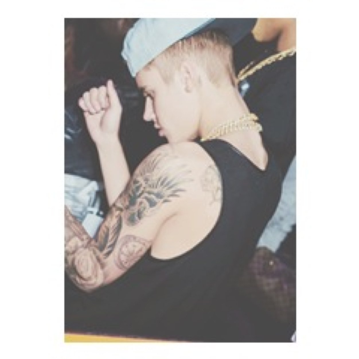 I GIVE YOU FREE FOLLOWS, SO FOLLOW!@biebxbizzle //saved account