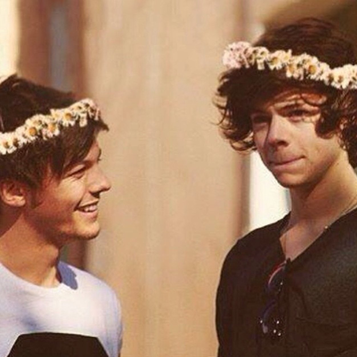 Hey✨✨i love 1D!✨✨✨Please Follow I follow back!!!