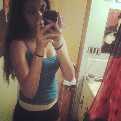 name is Courtney 19 years old, love 1D and did indoor and outdoor track for my 4 years of high school :)