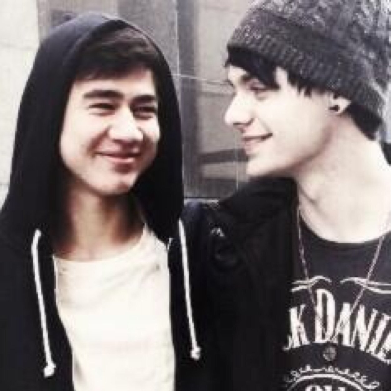 5SextingSummers's profile picture. please follow @jlsmydrug for me because i gave you a free follow