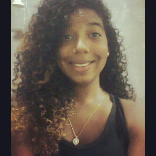 Sonhadora,boba,idiota,irônica,Dramática,romântica,feliz,ousada e ciumenta *-*