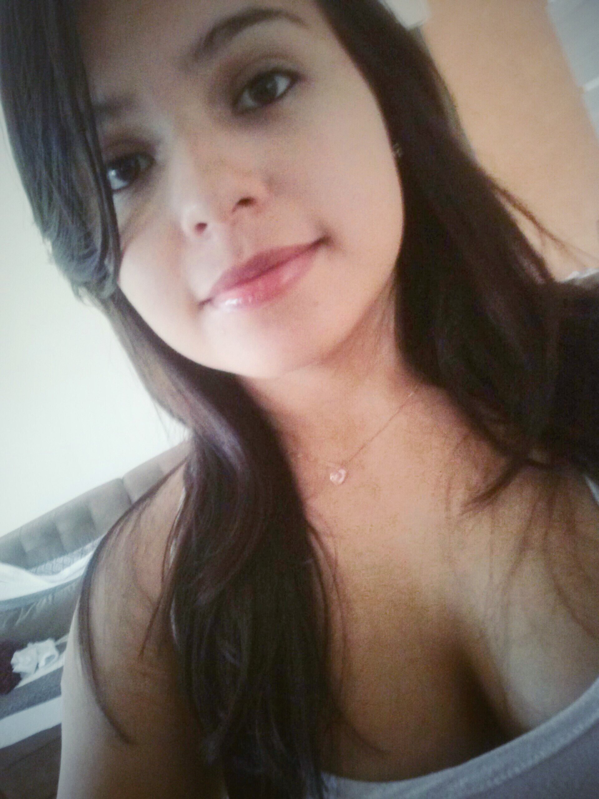 Daí ela se lembrou de como é ser forte. Ela enxugou suas lágrimas e sorriu. Sim, sorriu, porque ela sabe que algo melhor está por vir. Ela sabe.