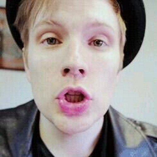 hey dont follow this follow @imnotierokay and if u already follow her AYY free follow ily