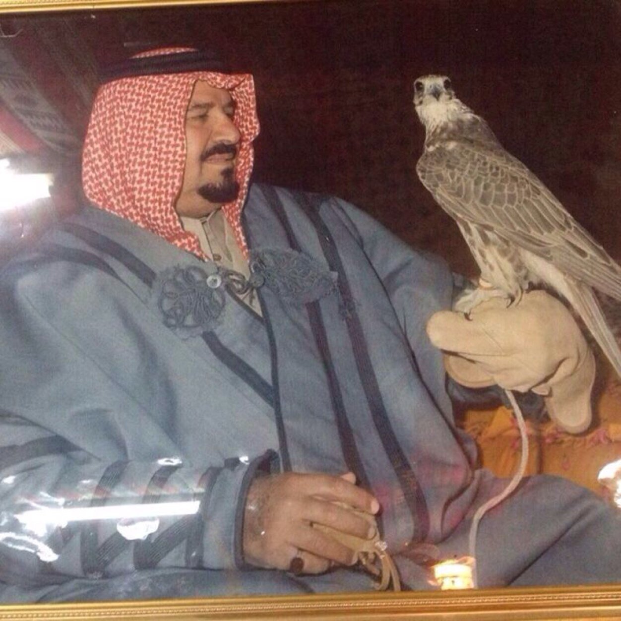 آل سعودلناعلى دارالفخرعرش وقصور♡             مرحوم يامن غاب وأقفت لياليه يالله عسى جنة الخلد مثوآه ♡