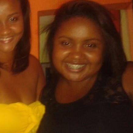 20 anos, sagitariana, verde e roxo, vascaína, simpática, legal, divertida, ciumenta e amiga.