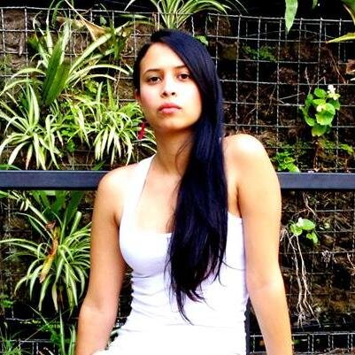 Estudiante, amiga, hija y hermana de tres peludos! Además de muy trabajadora!