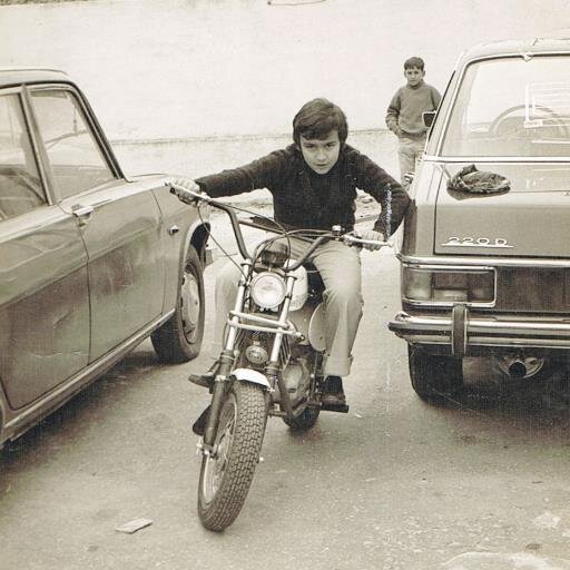 A guy loves motorcycles and other stuffs... carrega avenida