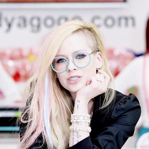 Little black stars não são apenas fãs, let go não foi apenas um álbum, Avril Ramona Lavigne não é apenas uma cantora!
