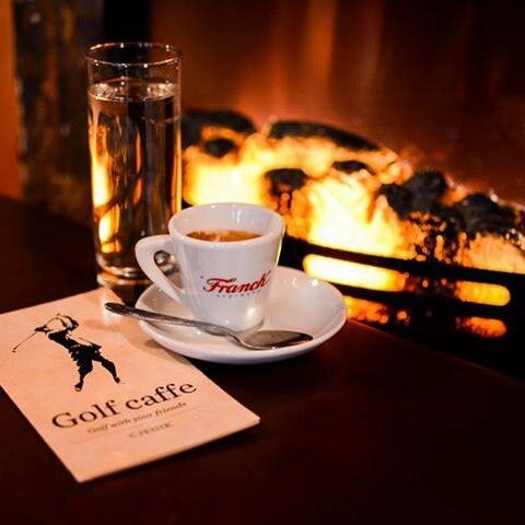 GOLF CAFFE poseban bar uređen biddermayer stilu s ineresantnim dekoracijama iz povijesti golfa i ugođajem dnevnog boravka. Otvorena ljetna i zimska terasa.