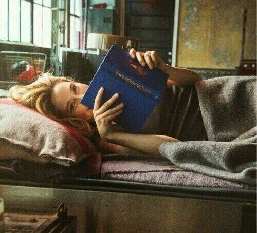 Soy divergente y no puedo ser controlada.Horneando con Peeta.Tirandome en tirolina con Hazel.Luchando con Annabeth.Eating lemons with Bella.Ed Sheeran.Okay?Okay