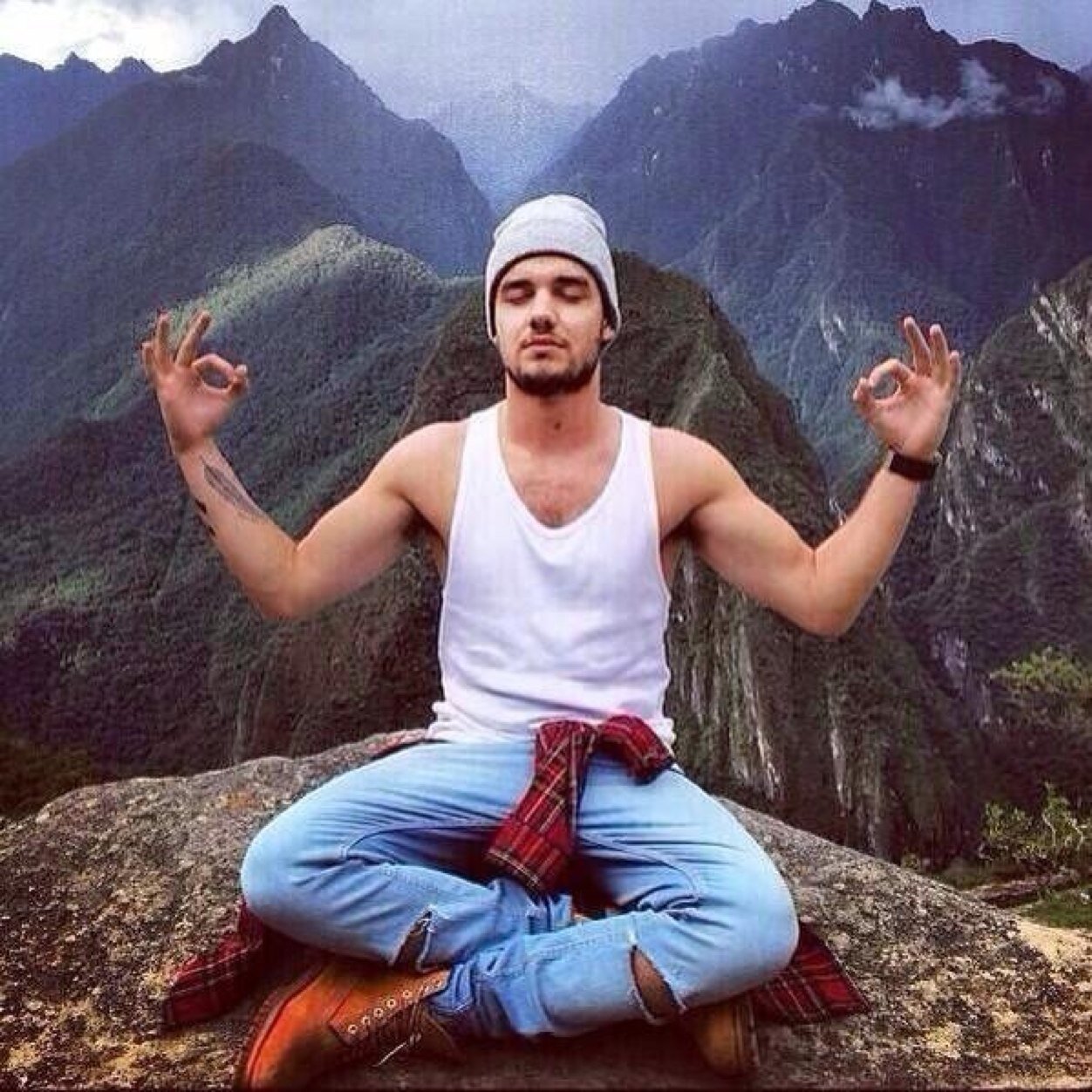 smilelifeishard's profile picture. follow back on @ifuckpayne_ pls, u're not beyonce !