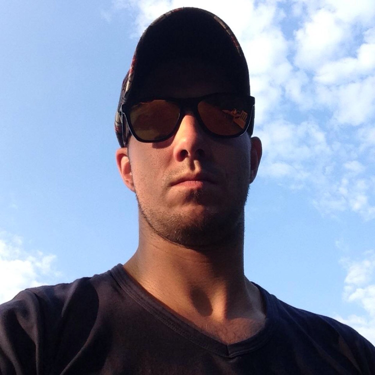 Hen3piek's profile picture. Designer | Music Addict