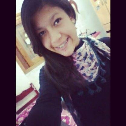 Eu não sou de demonstrar sentimentos, mas sou cheio deles... 
Eu sofro em silencio, amo com o olhar e falo por sorrisos.
