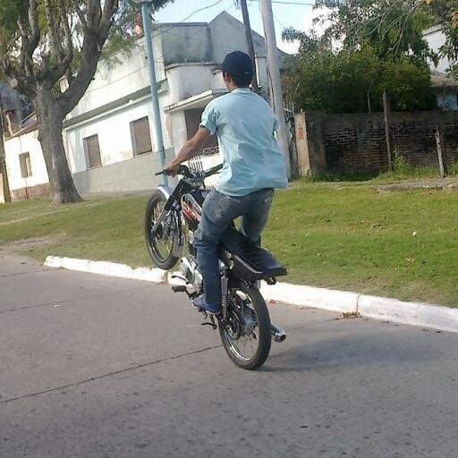 JulianSantinoni's profile picture. Son puras palabras, faltan los echos !