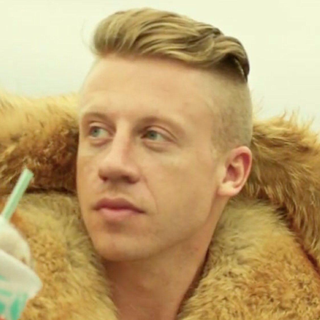 Macklemore wings. Macklemore. macklemore в шубе. маклемор thrift shop.