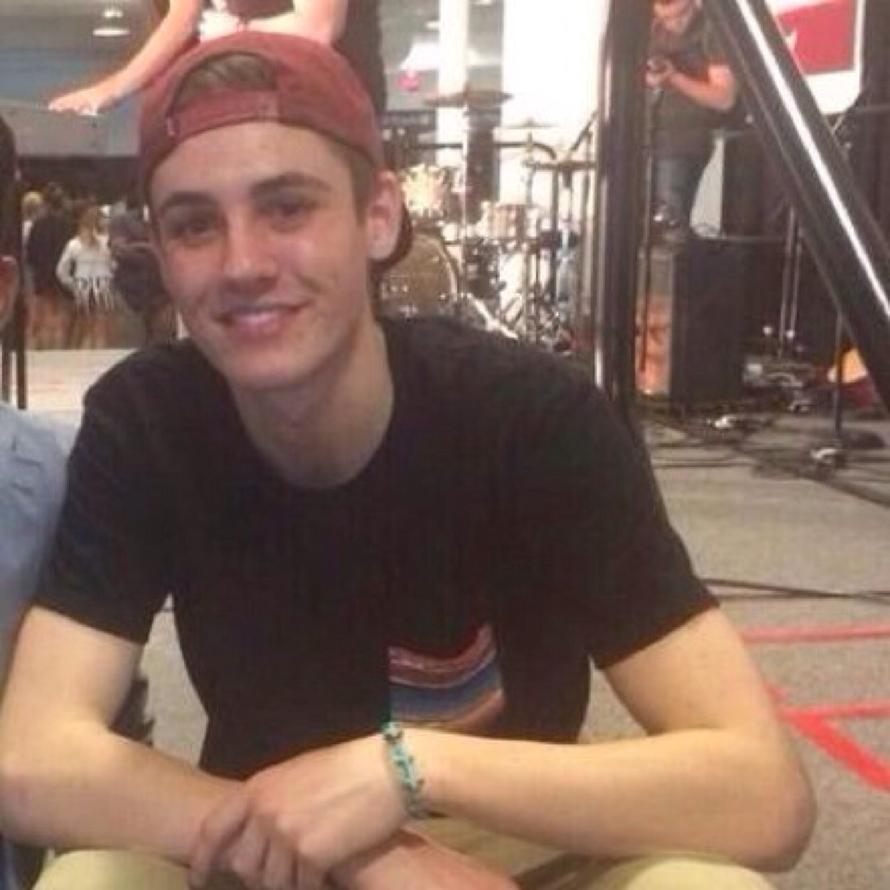 since i gave you a free follow, please follow @preachshawn and help her get to 4k!