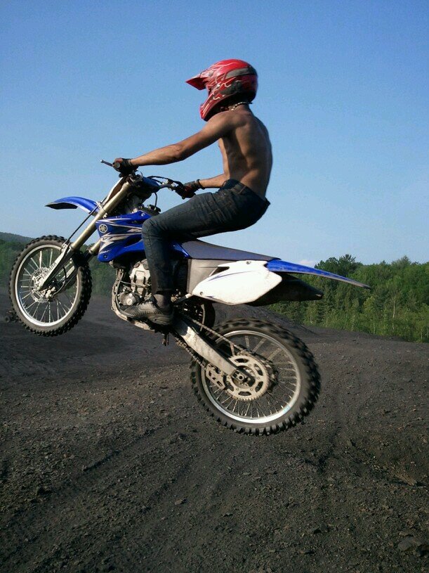 The names Tyler, I have an amazing girl that is definitely more than irreplaceable :) I like going to concerts and riding my dirt bike.