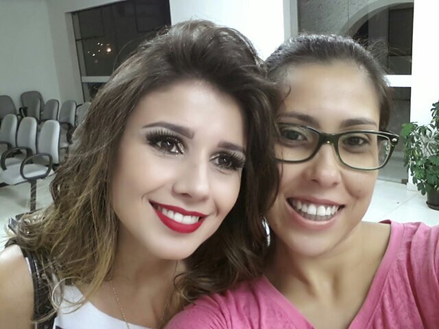 Ela é toda prosa. Um rosto que brilha, um olhar que chama, uma voz que te faz ficar. Palavras que saem da alma,  Ela é toda linda, ela e toda cançaõ ela é vida.