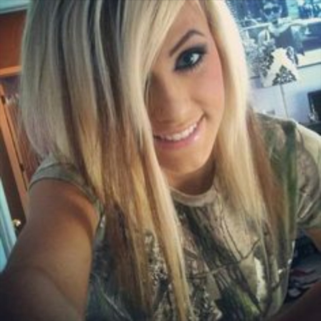 I grew up where I could see the stars. Drinking sweet tea from a mason jar. I'm just a small town girl, that's all I'll ever be.