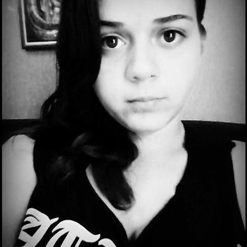 18 Aninhos ;) 
Amo Músicas, Series e Filmes ;*