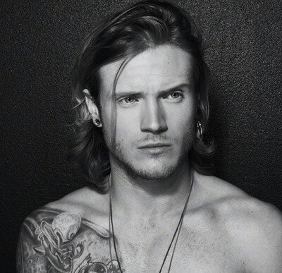 TeamDougieMcFly's profile picture. Lizard lover, sexyhippydoodah. Alien bassist from the planet Awesome. MCBUSTED.