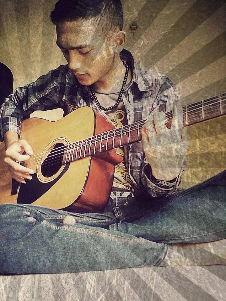 http://t.co/jWNPFieYS5

I CAN DO IT . MUSISI adalah salasatu cita-cita saya,
Dan hidup saya pun sudah menjiwai dalam dunia hiburan/musik :)